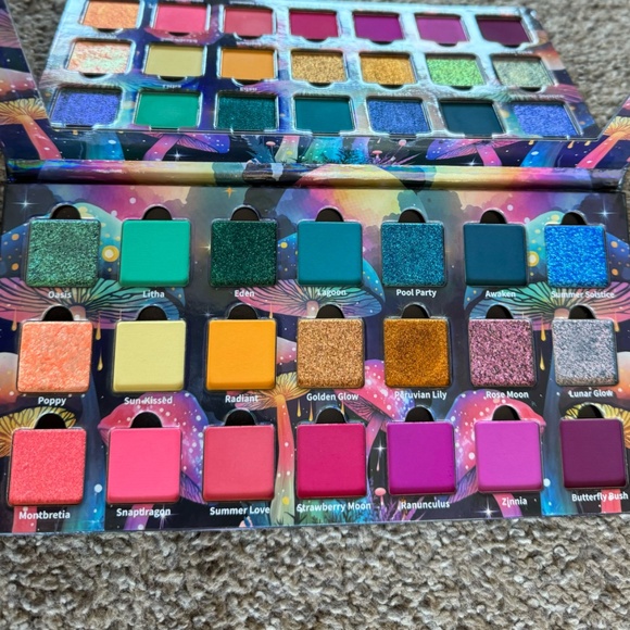 Ensley Reign "Strawberry Moon" eyeshadow palette - Picture 2 of 11